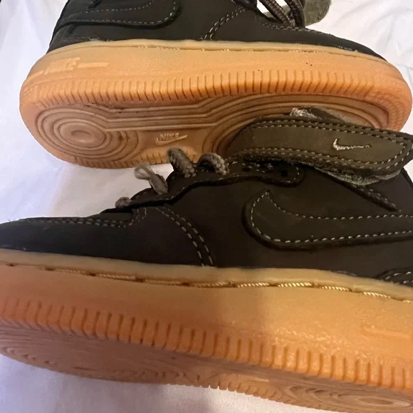 Nike AIR FORCE 1 Kids Army Green Sneakers with Tan Soles Size 6C - Picture 7 of 7